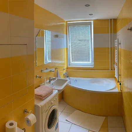 Marie 10min To The Square Apartment