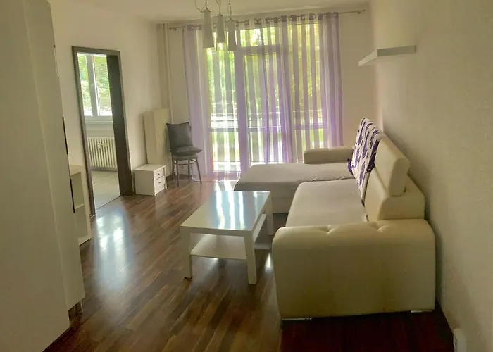 Marie 10min To The Square Apartment