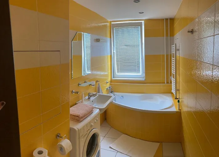 Marie 10min To The Square Apartment